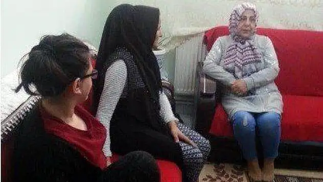 Bayan Kamçı aile ziyaretlerine devam ediyor