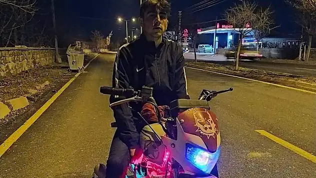 Otomobille çarpışan motosiklet sürücüsü öldü