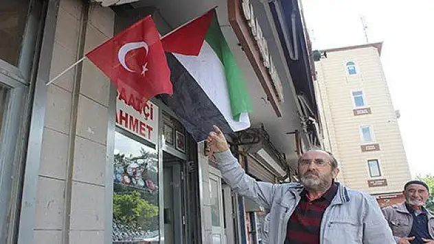 Esnaf, işyerlerine Filistin bayrakları astı