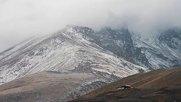 Erciyes Dağı'na kar yağdı