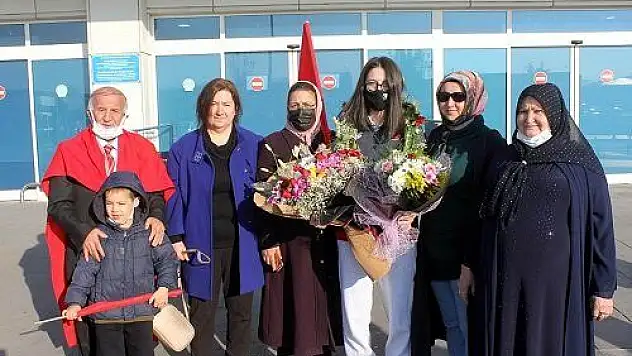 Şampiyon çiçeklerle karşılandı
