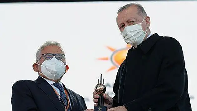  Erdoğan'ın elinden bir ödül daha 