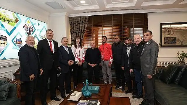 Başkan Yalçın dünya 2.'si sporcuları makamında ağırladı
