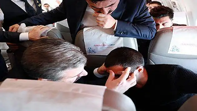 Sağlık Bakanı Fahrettin Koca'dan fenalaşan yolcuya müdahale 