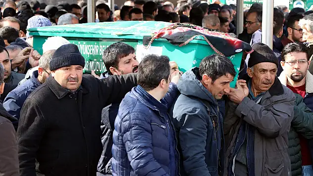 Kızıyla otomobil çarpan kadın, toprağa verildi