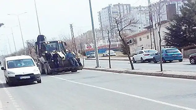Greyder kepçesinde cambazlık iş güvenliği yerlerde
