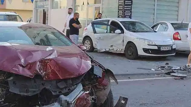 2 otomobil çarpıştı, 5 kişi yaralandı