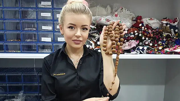 Ukraynalı eski model Kayseri'de tespih üretiyor