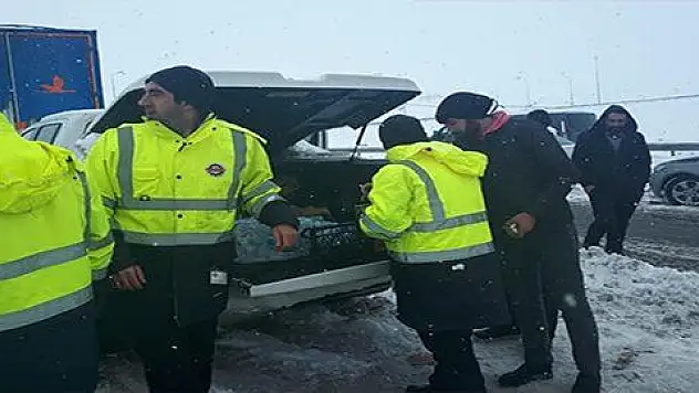 MİMARSİNAN OSB YOLDA KALANLARA YARDIM ELİNİ UZATTI