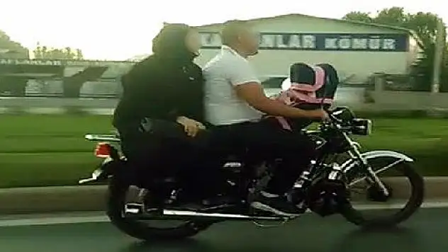 Motosiklette bebekle tehlikeli yolculuk