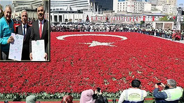 Dünyanın en büyük Türk bayrağı temalı lale peyzajı Rekorlar Kitabı'na girdi 