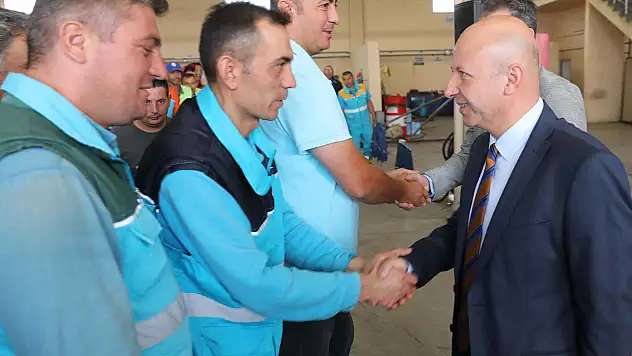 Başkan Çolakbayrakdar, belediye personeliyle bayramlaştı