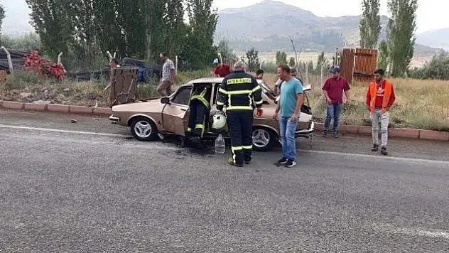 Otomobilde çıkan yangını itfaiye söndürdü