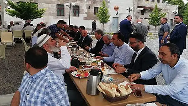 Yaşar Karayel: 'Şahsi menfaatleri peşinde olanlar şehirlerine sahip çıkamazlar' 