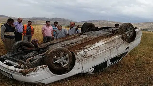 Çukura düşmemek için direksiyonu kırınca takla attılar: 3 yaralı 