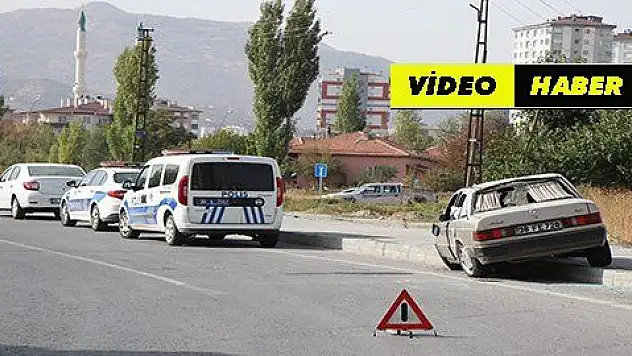Kaldırıma çarpan otomobil yan yattı: 1 ağır yaralı 