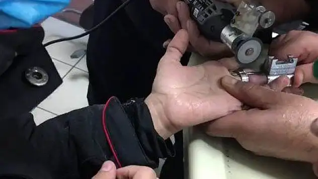 Parmağına yüzük sıkıştı, kangren olmadan kurtarıldı