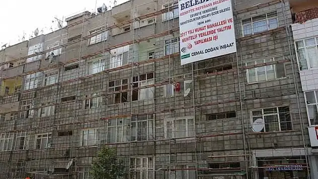 Hunat Mahallesi'nde dış cephe ve ısı yalıtım çalışması devam ediyor