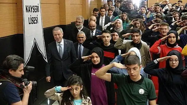 Bakan Akar öğrenciler tarafından asker selamı ile karşılandı