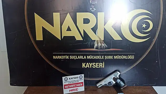 Uyuşturucuyu aracın teybine gizlemişler