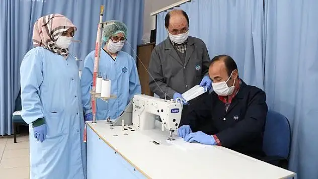 ERÜ, personelinin kullandığı maskeyi üretiyor
