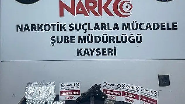 Kovalama sonucu yakalanan araçta uyuşturucu ve tarihi sikke çıktı