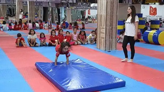 Minik şampiyonlar Melikgazi Jimnastik Kursu'nda yetişiyor