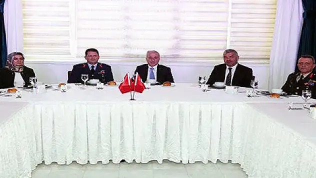 Vali Kamçı gazilerle bir araya geldi 