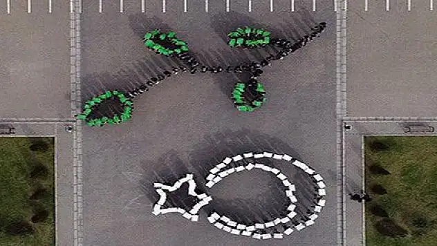 Öğrenciler, bedenleriyle zeytin dalı ve ay-yıldız oluşturdu  