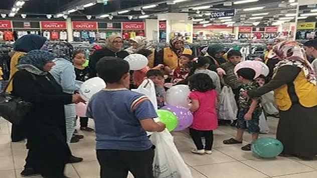 İYİLİKDER yetim çocukları giydirdi 