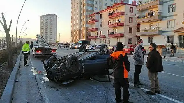 Kontrolden çıkan otomobil ağaca çarpıp takla attı: 2 yaralı