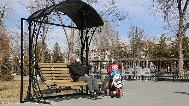Büyükşehir parklara masa, sandalye ve sallanan bank yerleştirdi