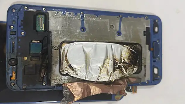 Patlayan cep telefonu paniğe yol açtı