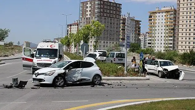 Otomobiller çarpıştı: 4 yaralı