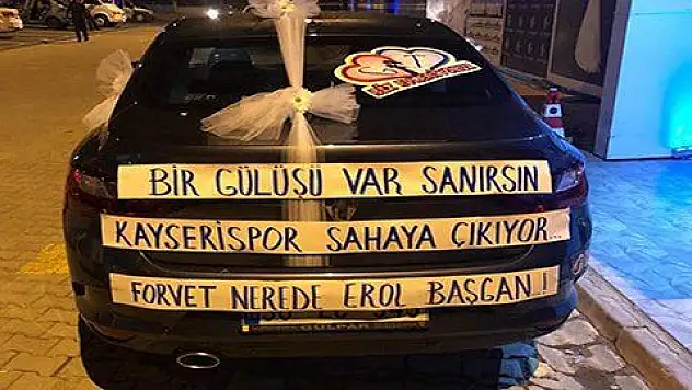 Kayserispor taraftarı forvet taleplerini düğün arabasına yazdı