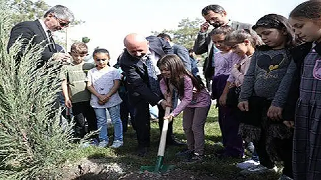 Miniklerin fidanları kendileriyle büyüyecek 