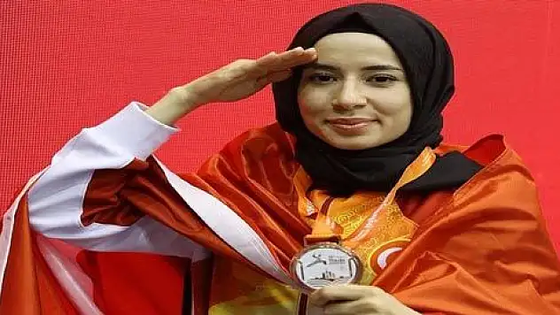 Dünya üçüncüsü oldu, Mehmetçiğe selam yolladı