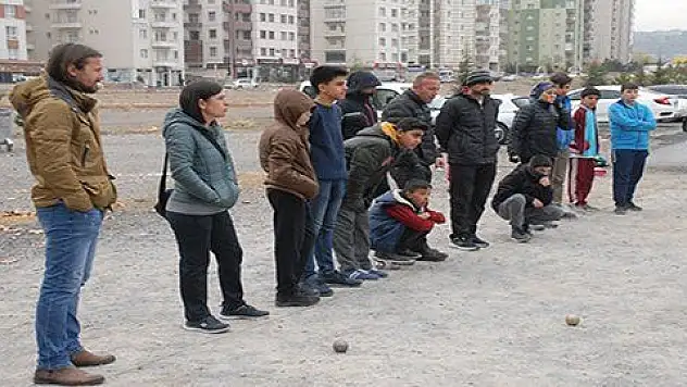  Sporcular attı, sokaktakiler izledi