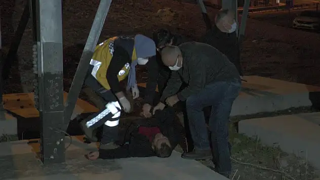 Boşanma aşamasında olan adam yüksek gerilim direğine çıktı