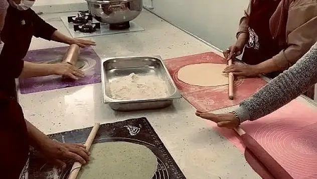 Tutlu kadınlar mantıyı çocuklara sevdiriyor
