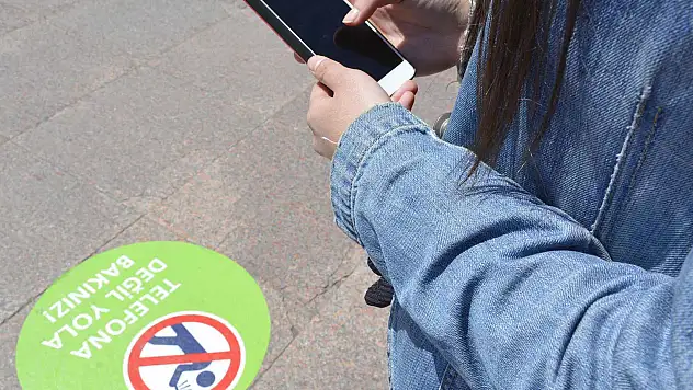 'Telefona değil, yola bakınız' uyarısı  