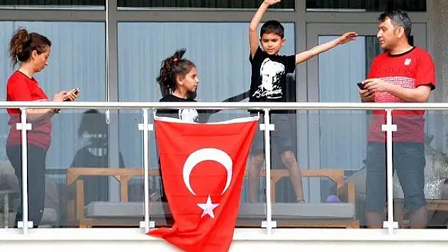 Bayramlarını balkondan kutladılar