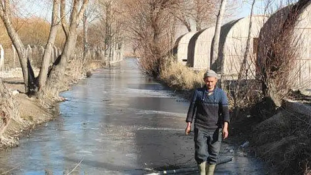 Sultan Sazlığı'ndaki göl buz tuttu