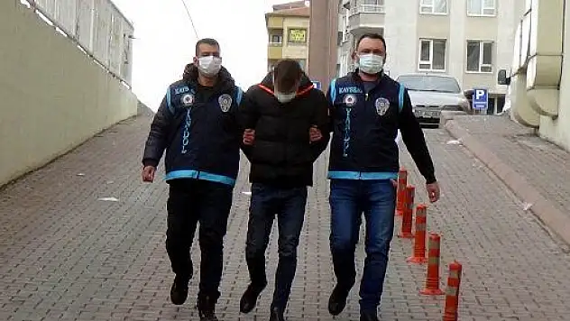 Bebek arabalı kadının arkasından yaklaşıp kapkaç yaptı