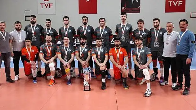 Develi Belediyespor şampiyonluk kupasını kaldırdı