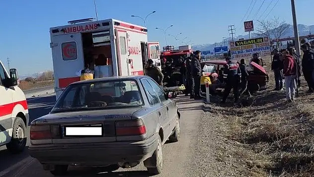 Otomobil elektrik direğine çarptı: 6 yaralı