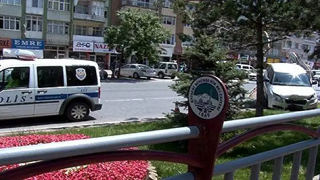 Direksiyon hakimiyeti kaybolan otomobil ağaca çarptı 