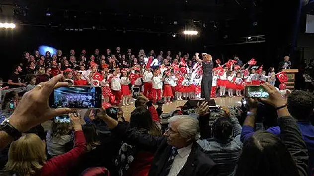 Kayseri'de coşkulu Cumhuriyet korosu 