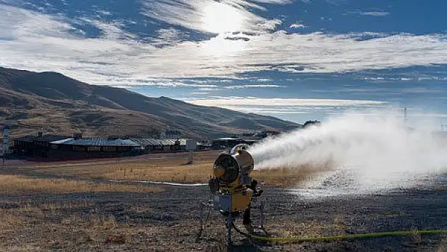 Erciyes kayak pistlerinde suni karlama başladı