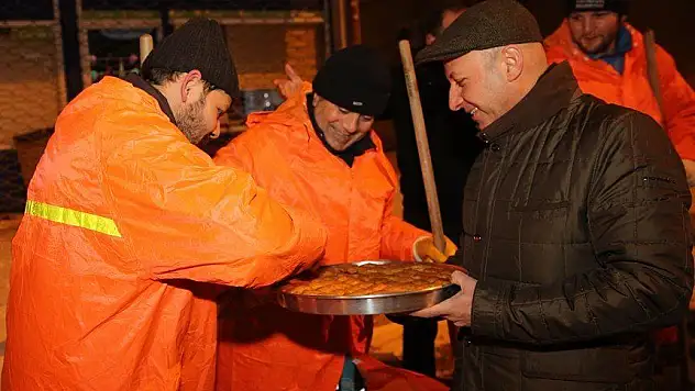 Çolakbayrakdar'dan işçilere ikram